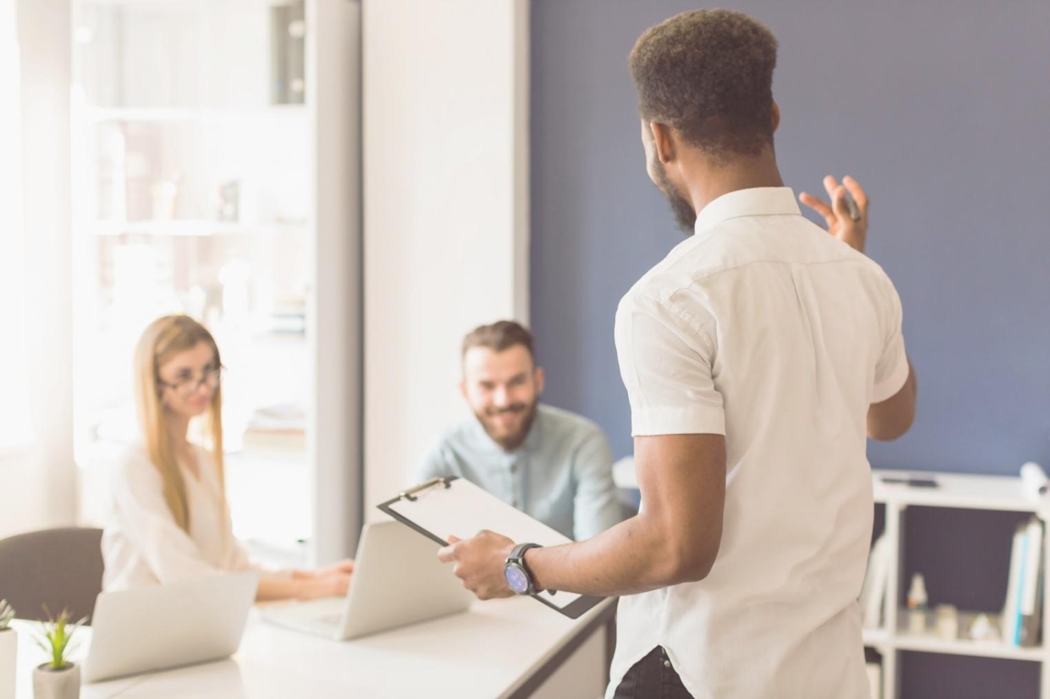 Espace de travail organisé avec outils budgétaires